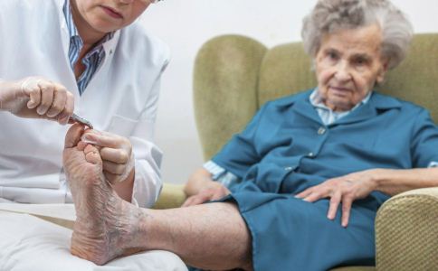 老人脚疼的原因 老人为什么会脚疼 老人如何缓解脚疼
